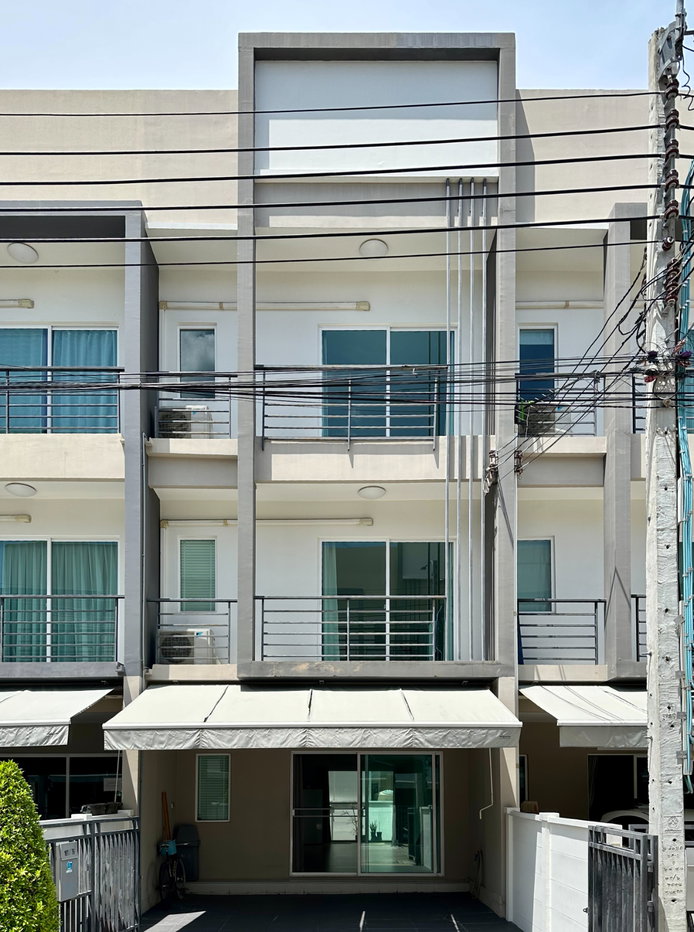 รูป P0643/ให้เช่าทาวน์โฮม Baan Klangmuang Sukhumvit 77 ทำเลสุขุมวิท เข้าอยู่ได้ทันที - รูปที่ 2/14