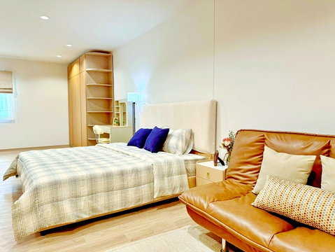 สุวรรณภูมิ ทาวน์โฮม 3 ชั้น กว้าง 5.5 เมตร 3 4นอน 4 น้ำ รอยัลลาดกระบังกอล์ฟ จอดรถ2-3คัน ARL ลาดกระบัง 900 ม. 20 ตร.ว. 240 ตร.ม.