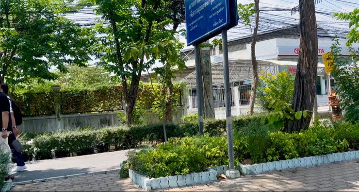 ขายที่ดินติดถนนเลียบทางด่วน เอกมัยรามอินทรา ใกล้เซ็นทรัล 0863377287