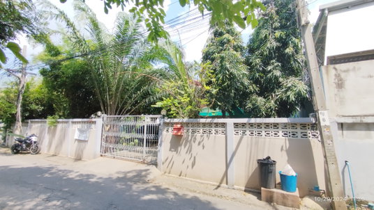 Single House 100 sq.w 2 Stories Good Location ON SALE Very good Price.