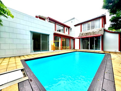 เช่าบ้านเดี่ยว ถนนเพชรบุรี กรุงเทพฯ : Expansive 4 Bedroom Pool Villa With Large Private Garden - BR27884SH