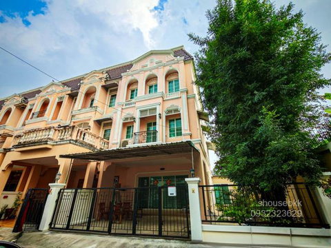 ST500/For rent The Urban Sathorn townhome, newly renovated, single house style. With private garden Potential location near BTS Bang Wa
