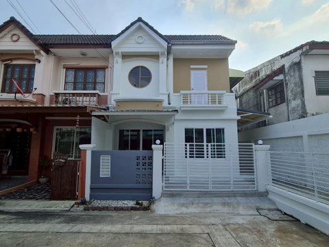 ขายทาวน์เฮาส์ หลังมุม หมู่บ้านบุศรินทร์ รามอินทรา109 บ้านรีโนเวทใหม่ พร้อมเข้าอยู่ (N.2071)