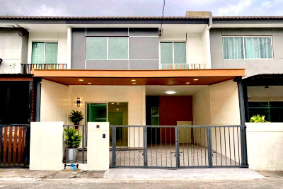 Townhouses for sale Si Racha Chonburi : Modern style townhome for sale in the Saha Group - Wat Chukkachero area. Excellent location.
