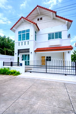 บ้านเดี่ยวให้เช่า : ใกล้ เจพาร์ค ศรีราชา 500 ม. บ้านเดี่ยวหรู 2 ชั้น 3 นอน 100 ตร.ว. 300 ตร.ม. หลังมุม สภาพสวย ทำเลศรีราชา . ศรีราชาะนิคมอุตสาหกรรม