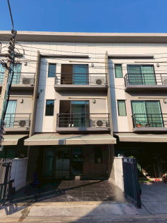 ✨ 3-story townhome for sale, Baan Klang Muang Pinklao - Charan. 💰 Price only 4.29 million baht.