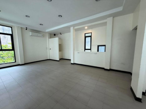 รูป ให้ เช่าอาคาร-บ้านเดี่ยว 2 ชั้น ทำเลทองย่านเอกมัย (Ekkamai) เหมาะสำหรับ Commercial Shop, คลินิก, สปา, คาเฟ่ หรือออฟฟิศ พร้อมที่จอดรถ - รูปที่ 9/12