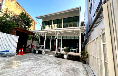 บ้านเดี่ยวให้เช่า : ให้ เช่าอาคาร-บ้านเดี่ยว 2 ชั้น ทำเลทองย่านเอกมัย (Ekkamai) เหมาะสำหรับ Commercial Shop, คลินิก, สปา, คาเฟ่ หรือออฟฟิศ พร้อมที่จอดรถ