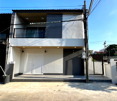 Townhouses for rent Thailand Cultural Centre  : 🌿 **VR0244 Luxury house for rent, Ratchada 18, Huai Khwang, near MRT Sutthisan, corner unit, newly renovated.**
