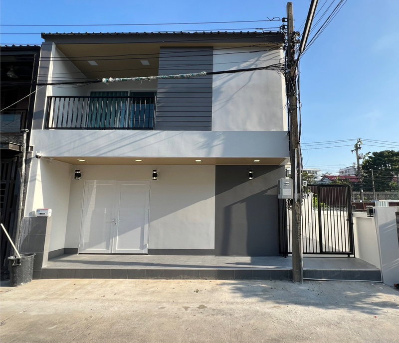 Townhouses for rent : 🌿 **VR0244 Luxury house for rent, Ratchada 18, Huai Khwang, near MRT Sutthisan, corner unit, newly renovated.**