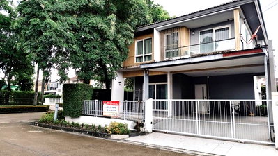 ขายบ้านเดี่ยว : ขายบ้าน แลนด์แอนด์เฮ้าส์ หมู่บ้านชัยพฤกษ์ รามอินทรา - พระยาสุเรนทร์ หลังมุม ใกล้สโมสร เดินชิวๆ ร่มรื่น สงบ น่าอยู่มาก 