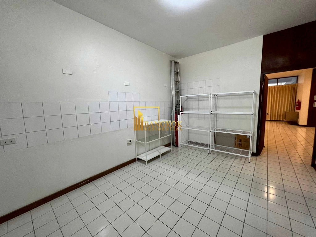 รูป Expansive 4 Bedroom Townhouse in Baan Green Town-On Nut - BR49055TH - รูปที่ 28/30