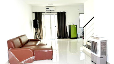 ขายทาวน์โฮม :   ขายด่วน ฟรีโอน เจ้าของรีบขาย บ้านทาวน์โฮม เดอะคอนเนค เกษตร-นวมินทร์ (ซอยประเสริฐมนูกิจ 48) ราคา 2.5 ลบ. พื้นที่ 18.2 ตร.ว. 2 ชั้น วิวหมู่บ้าน