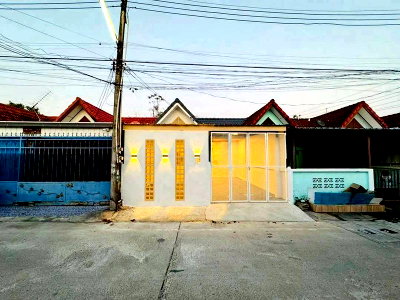 Townhouses for sale Si Racha Chonburi : Townhouse for sale in Pruksachat 6 Village, Sriracha. Good location, close to the community.