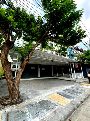 Shophouses for rent ม.เอเชียอาคเนย์ : Commercial building for rent: 2 units (40 sq.wah) with a 50 sqm front area and parking space in front, located at Khlong Khwang, Bang Bon 5