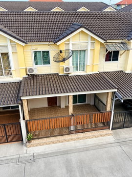 ใกล้รถไฟฟ้าสายสีแดง หลักหก 600ม. โปร่งโล่ง 19 ตร.วา. 150 ตร.ม. ม.รังสิต 1.88กม. ทาวน์เฮ้าส์ 2ชั้น 3นอน 2น้ำ
