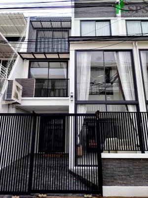 Home office for rent Watthana : For Rent: 3-Storey Home Office in Ekkamai Area, Pet-Friendly (SPSSR173)
