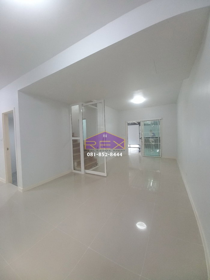 รูป ขายทาวน์เฮ้าส์บ้านพฤกษา82 รีโนเวทใหม่ ติดถนนเมน 16 เมตร - รูปที่ 3/12