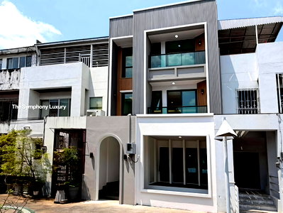 โฮมออฟฟิศ เซ็นทรัล พลาซ่า บางนา : ขายทาวน์โฮม รีโนเวทใหม่ทั้งหลัง สุขุมวิท101 ใกล้ BTS ปุณณวิถี เนื้อที่ 25.9 ตร.ว. 4.5 ชั้น 4 ห้องนอน 6 ห้องน้ำ มีลิฟต์ส่วนตัว จอดรถ 3 คัน