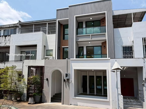 ขายทาวน์โฮม รีโนเวทใหม่ทั้งหลัง สุขุมวิท101 ใกล้ BTS ปุณณวิถี เนื้อที่ 25.9 ตร.ว. 4.5 ชั้น 4 ห้องนอน 6 ห้องน้ำ มีลิฟต์ส่วนตัว จอดรถ 3 คัน