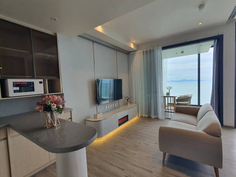 AROM WONGAMAT Condominium 1 Bedroom Condo For Sale