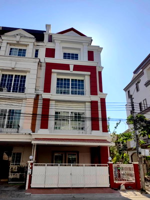 เช่าโฮมออฟฟิศ MRT ศรีลาซาล : ให้เช่าโฮมออฟฟิศ 4 ชั้น Plus Park Avenue  ลาซาล-ศรีนครินทร์  สิ่งแวดล้อมดี ใกล้ BTSแบริ่ง และMRTศรีลาซาล 