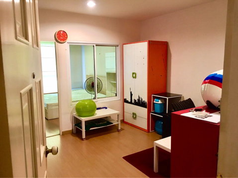 Extra-large condo for sale at the best price guaranteed in the project, Life Thapra, near BTS Talat Phlu Station.