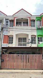 3-storey townhouse for sale, beautiful and in a great location on Nuan Chan Road, Diamond Grand Ville. Close to the Pink Line MRT, Km.6 Station.