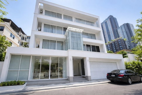 for Sale 4 storey building Ratchadaphisek 8-16 MRT HuaiKhwang 250m. 