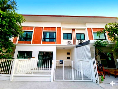 Townhouses for sale Khlong Luang Road : Urgent sale! Beautiful 4-bedroom, 2-bathroom townhome with detached house functionality at J Town Exclusive Rangsit–Khlong 1. 