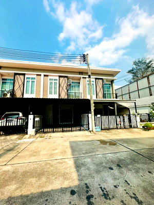Townhouses for sale : Townhome for sale at The Central Life Sriracha. Great location, close to the city, very livable.