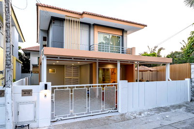 ขายบ้านเดี่ยว : บ้าน 2 ชั้น Minimal cozy style 3 ห้องนอน 2 ห้องน้ำ ที่ดิน 58 ตรว. (แปลงหัวมุม) พร้อมสระว่ายน้ำ ขนาดกําลังพอดี 40 ตรม. พร้อมอยู่
