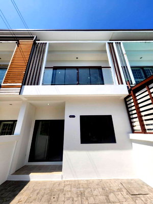 Townhouses for sale Bangkok : Townhouse, Soi Boonput, Chom Thong Subdistrict, Bangkok.