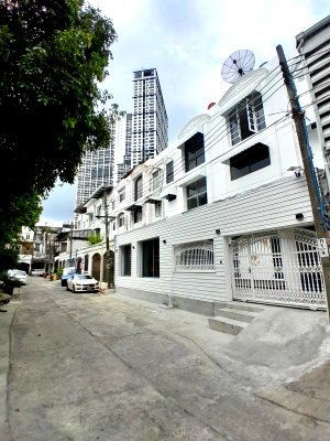 Shophouses for sale Esplanade Ratchadapisek  : 🏭🌟 Townhouse for Sale (2 Units) Rama 9 – Tenant in Place 🌟🏭  A great investment  💼