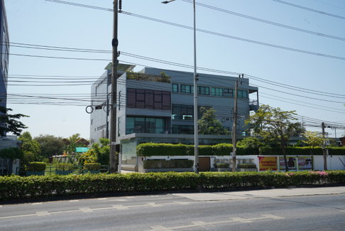 ขายที่ดิน พร้อมอาคารพาณิชย์ 4 ชั้น และ 1 ชั้น ทำเลทอง ติดถนนเสรีไทย 90M