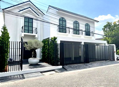 ขายบ้านเดี่ยว : 🏠🔥 Luxury Pool Villa @ ลาดพร้าว | รีโนเวทใหม่ พร้อมอยู่ 🔥🏠 🏊‍♂️ สระว่ายน้ำระบบเกลือ (Private Pool)