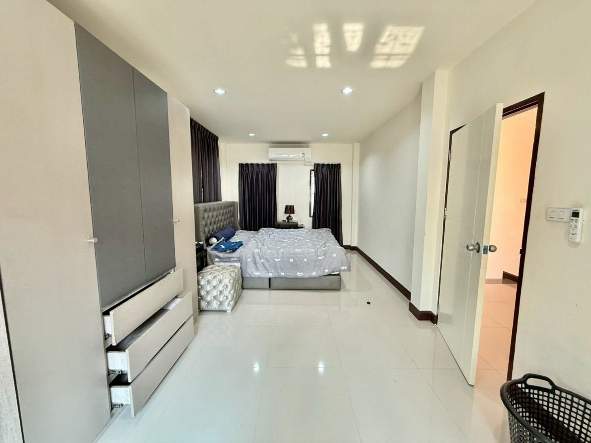 รูป 📌 บ้านเช่าพร้อมอยู่ บ้านใหม่มือ 1 หมู่บ้าน KC Parkville 3 3 ห้องนอน 3 ห้องน้ำ หลังใหญ่ รีโนเวทใหม่ทั้งหลัง ทำเลดี ซอยหทัยราษฎร์ - รูปที่ 9/18