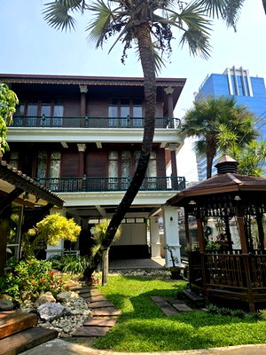 เช่าบ้านเดี่ยว โรงเรียนเซนต์แอนดรูส์อินเตอร์เนชันแนล กรุงเทพ : บ้านเดี่ยวไม้สักสูง3ชั้นให้เช่า ทำเลย่านเอกมัย BTSเพียง200เมตร