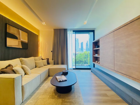 Rare Unit! The Room Sukhumvit 38 near BTS Thonglor, Modern Luxury Room size 79.62 sq m., very beautiful room, fully furnished, ready to move in.