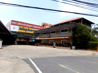 Land for sale Rojana Industrial Park : Land with buildings for sale, located on the Asian Highway (AH2). Prime location with convenient transportation access.
