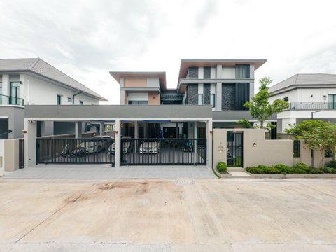 🔥 ขายขาดทุน ถูกที่สุดในโครงการ 🔥  ดิ เอลิแกนซ์ เพชรเกษม 81 (The Elegance Phetkasem 81) บ้านหรูหลังใหญ่ พร้อมเข้าอยู่ทันที