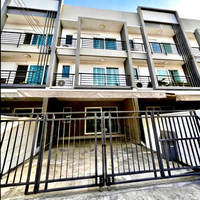 Townhouses for rent : For Rent: 3-Storey Townhome at Baan Klang Muang Suan Luang Corner Unit | Spacious Layout | Fully Furnished | Near Suan Luang Rama IX & Mega Bangna