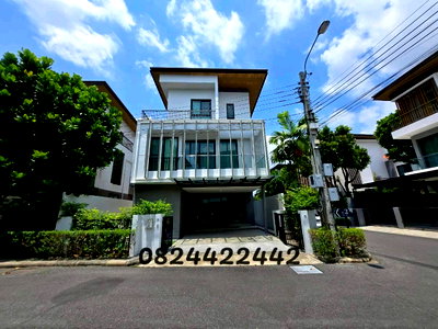 ขายบ้านเดี่ยว : สุดคุ้ม! บ้านเดี่ยว แต่งหรูสไตล์ Modern 3 ชั้น หลังมุม Built-in ทั้งหลัง พร้อมเฟอร์ ใกล้สวนหลวง ร.9 และ Mega Bangna