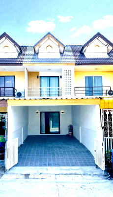 Townhouses for sale Central Si Racha : Newly renovated 2-story townhouse for sale near Central Sriracha. Prime location.