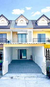 ขายทาวน์เฮ้าส์ 2 ชั้น รีโนเวทใหม่ ใกล้เซ็นทรัลศรีราชา ทำเลทอง