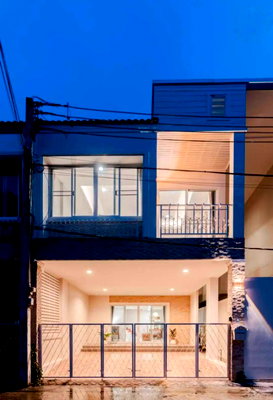 เช่าบ้านแฝด ศาลหลักเมืองจังหวัดเชียงใหม่ : บ้านแฝดให้เช่า 2 ชั้น 3 ห้องนอน 3 ห้องน้ำ ใจกลางเมืองเชียงใหม่ ใกล้มหาวิทยาลัยเชียงใหม่ (R1078) T.0946511456