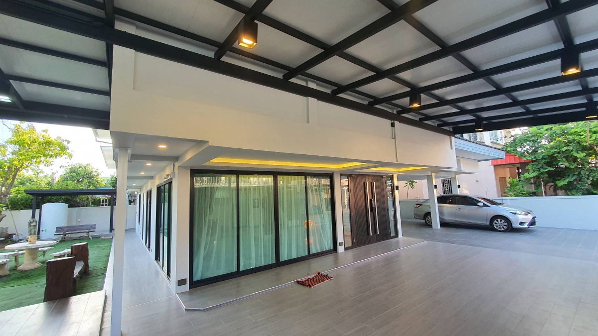 รูป ให้เช่าบ้านเดี่ยวหลังใหญ่ ซอยรัชดา 32 ( 5 ห้องนอน พร้อมเฟอร์นิเจอร์ ) ตกแต่งModern - รูปที่ 2/16