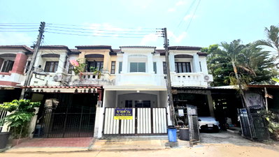 Townhouses for sale : Townhouse for sale, 3 bedrooms, 2 bathrooms, 19 sq.wa., near Robinson Life Ratchaphruek.