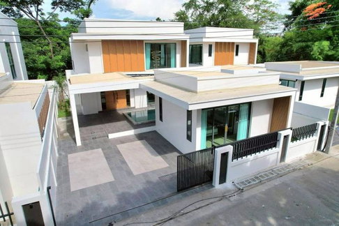 Luxury pool villa for sale in Soi Chaiyapruek, near Jomtien Beach, Pattaya. Excellent location.
