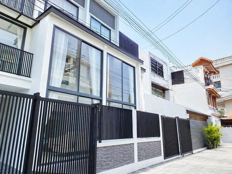 เดินทางสะดวกBTS เอกมัย 2 กม. ใกล้รร.นานาชาติ BAIS 900 ม. 21 ตร.ว. เอกมัย 18-24 ทองหล่อ โฮมออฟฟิศ 3 ชั้น 3 นอน 3 น้ำ 200 ตร.ม.